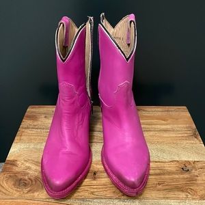 ***BRAND NEW, NEVER WORN*** Pink cowgirl boots